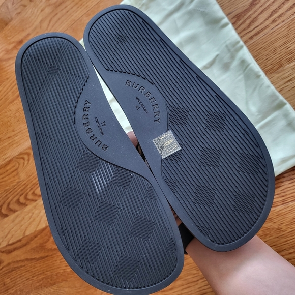 Burberry Black and Tan Men's Slides - Picture 2 of 7